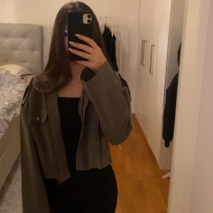 kort militärgrön jacka - en jättefin och bekväm kort jacka från ginatricot. Har använt den max 3 gånger och den är som ny. Den är i stolek S men både XS och M funkar❣️