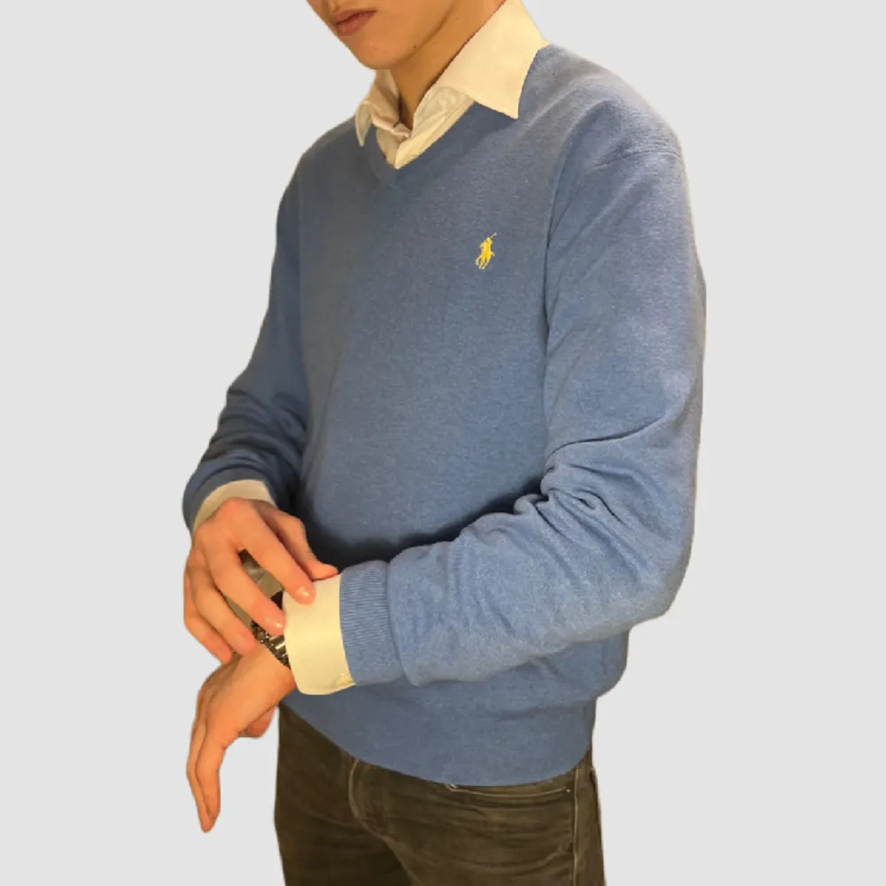 Riktigt snygg Blå Ralph Lauren tröja i storlek M,   10/10 nyskick  Vid fler frågor & fundering skicka ett meddelande! Nyskick. Hoodies.