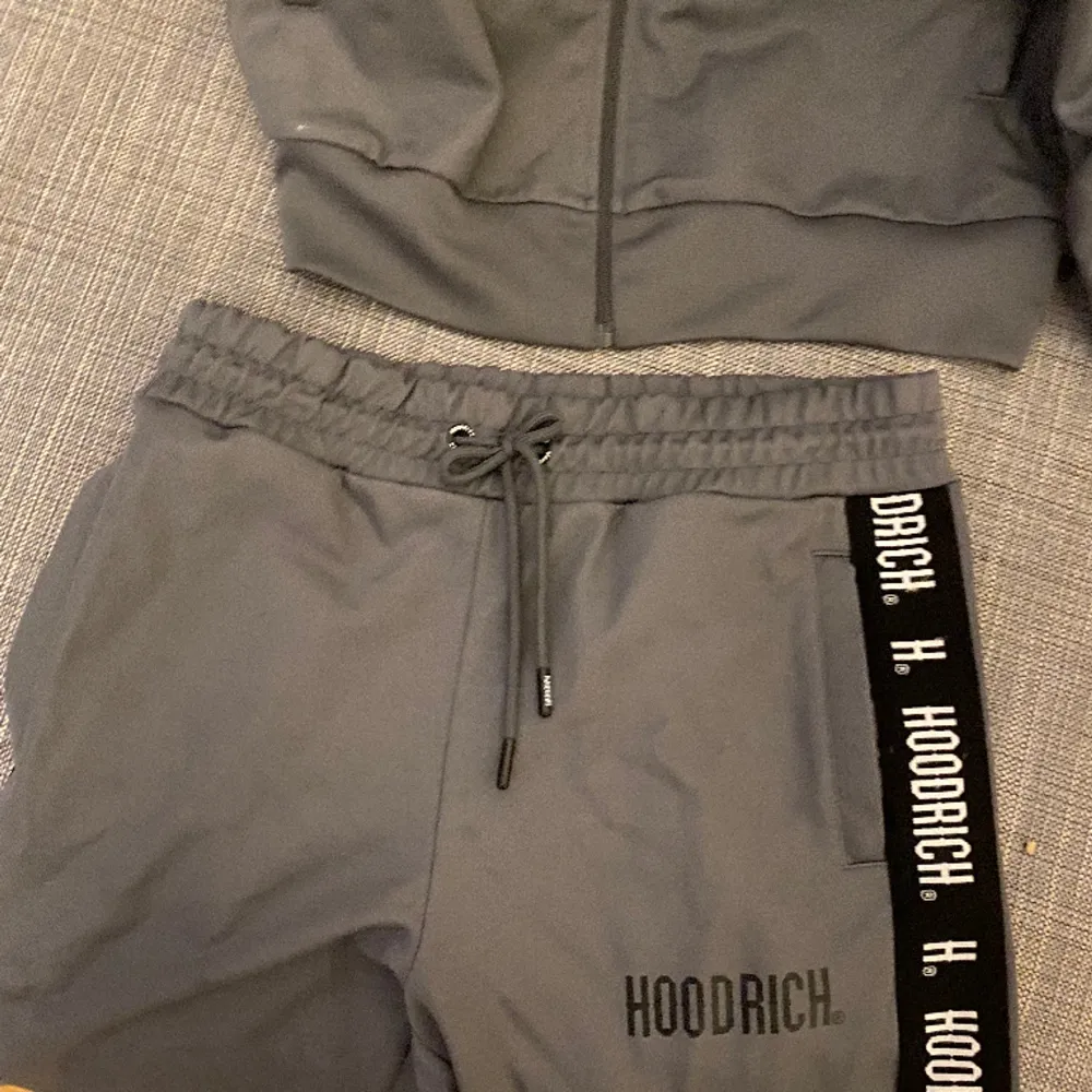 Säljer min Hoodrich dress då jag knappt använder den, köpte den för 1300 ungefär vad jag minns. Den är storlek S. Kan frakta och mötas upp i Lund . Hoodies.