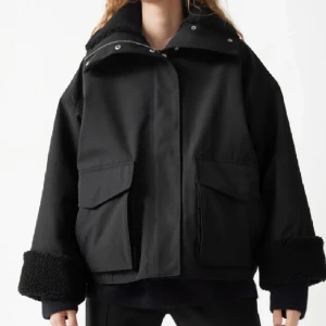 Svart vinterjacka - En svart jacka från &otherstories, perfekt nu till vintern. Den är fodrad med teddymaterial och man får plats med mycket under den. Köpt här på plick för 850kr förra året!