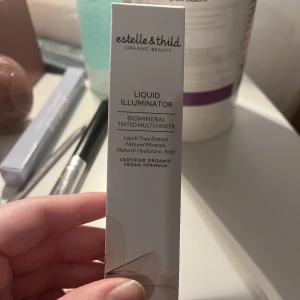 Liquid illuminator  - Säljer då jag råkade köpa fel färg. Älskar produkten och lätt att arbeta med. Tips! Ord pris 329kr Mitt pris:299 (Kan gå ner i pris vid snabbt köp)