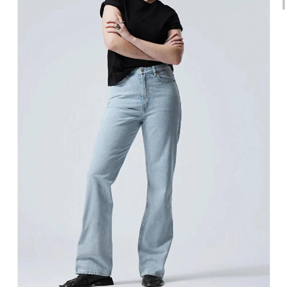 Säljer dess jättefina blå jeansen från weekday i modellen rowe🤍de är i storlek 26/32 och passar längden 160-170, de är knappt använda bara några få gånger! Orginalpris: 500kr, säljer för 200kr. Jeans & Byxor.