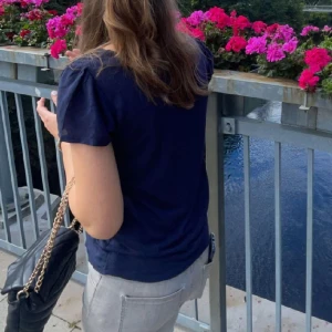 Springfield blus - Säljer denna jätte fina blusen med små volanger på armarna! Så vacker till sommaren💗 Inga defekter använd få gånger!❤️