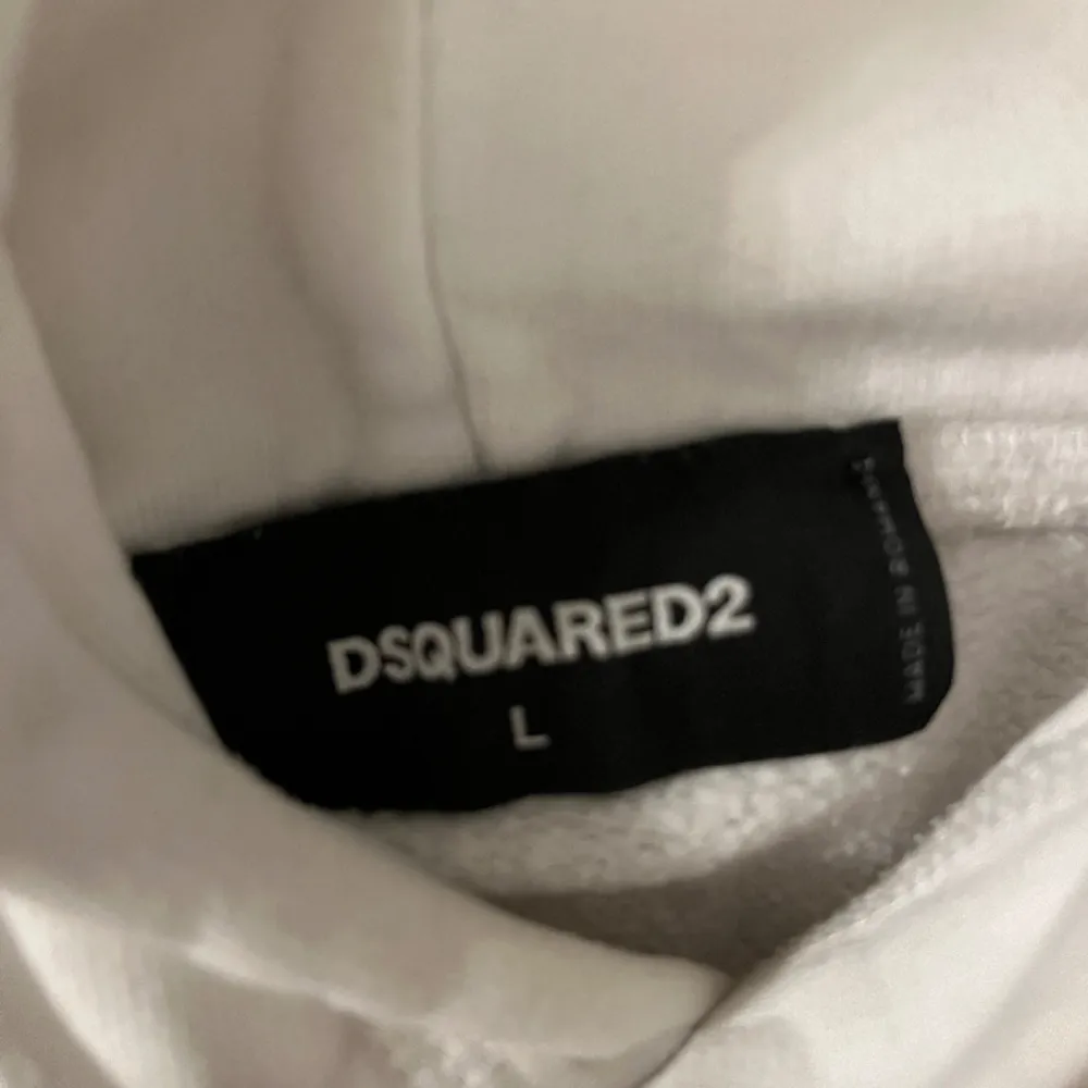 Säljer denna snygga tröja ifrån Dsquared2, har använt ca 2/3gånger så den är i mycket bra skick. Köpte för ca 3200 men säljer nu för 600. Hoodies.