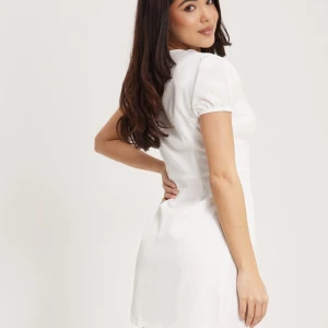 Klänning - Vit klänning, passar till nästan alla tillfällen helt oanvänd med prislapp kvar EU 38 motsvarar S eller M😍