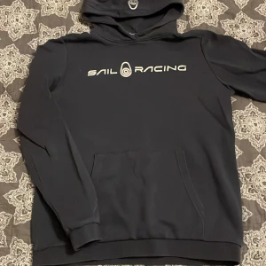 Sail Racing hoodie  - Fint skick, sälja då den är för liten. 