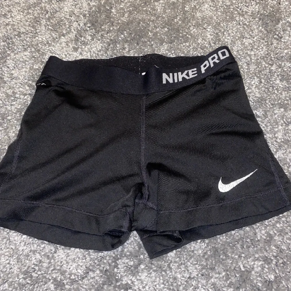 (Lånad bild!) Fina äkta nike pro shorts som passar ungefär XS/S. Shorts.