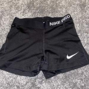 (Lånad bild!) Fina äkta nike pro shorts som passar ungefär XS/S