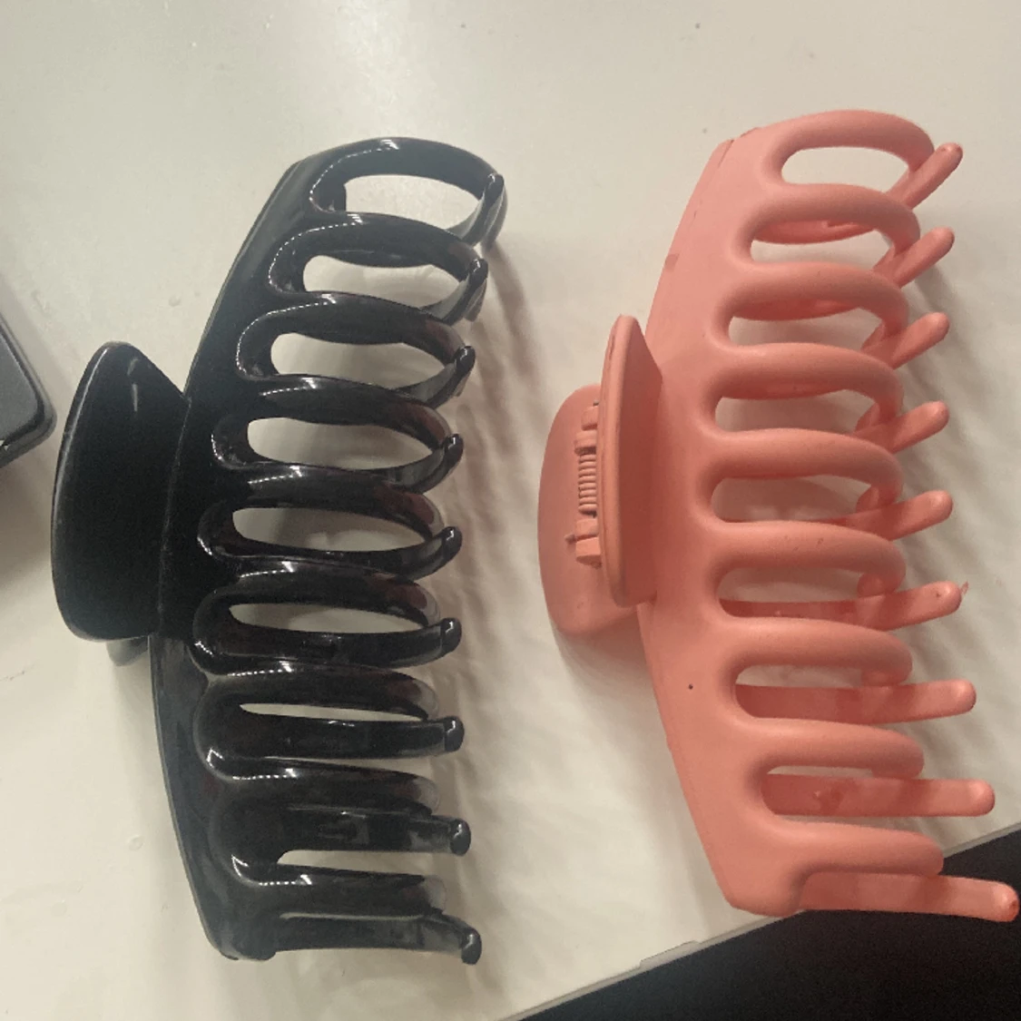 Säljer dessa två super fina hårklämmor 