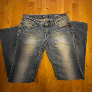 Only jeans - Lågmidjade jeans från only i bra skick✨ midjemått 35cm, innerbenslängd 73cm, lårmått 17cm, ankelmått 17cm skriv för frågor 🩷