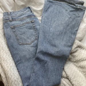 Brandy Melville jeans  - Jättefina jeans från Brandy Melville i modellen Brielle 90s. Använd några gången men ser helt nya ut! Säljer för dem är för stora för mig, priset inkluderar inte frakten! Kontakta mig för mer bilder! 💕💕              Originalprsis på hemsidan: 420kr  