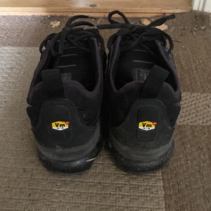 Nike vapermax skor - Svarta nike vapormax skor som är bekväma samt ny pumpade under sulan.  Storlek 42. 