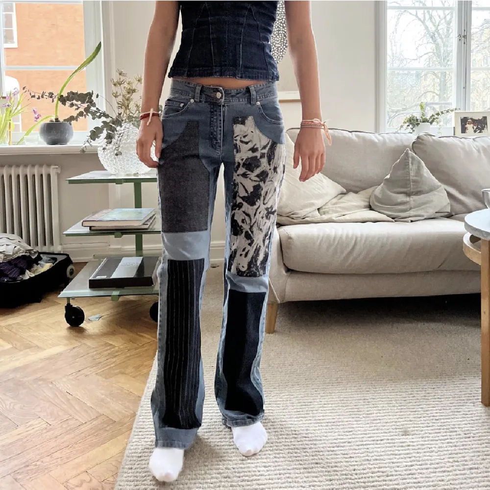 Säljer dessa unika jeans som jag precis köpt på plick, men som är för små för mig ❤️❤️ lånad bild av förra säljaren! MIDJEMÅTT 72cm INNERBENSLÄNGD 75cm. Jeans & Byxor.