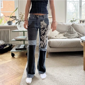 COOLA JEANS - Säljer dessa unika jeans som jag precis köpt på plick, men som är för små för mig ❤️❤️ lånad bild av förra säljaren! MIDJEMÅTT 72cm INNERBENSLÄNGD 75cm