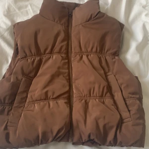 Jacka/väst - Super fin väst från h&m. Super skön. Säljer pga den tyvärr inte kom till användning och nu är lite liten. 💖