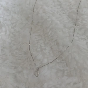 Halsband - Super fint halsband med en fin berlock på.  