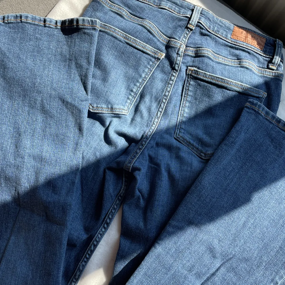 Flared jeans, jättefina och bra passform💙Inga defekter och i bra skick. Jeans & Byxor.