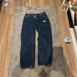 Mörk blåa jeans byxor av märket sweet sktbs ”big skate jeans” som knappt är använda! Köpta ifrån junkyard.
