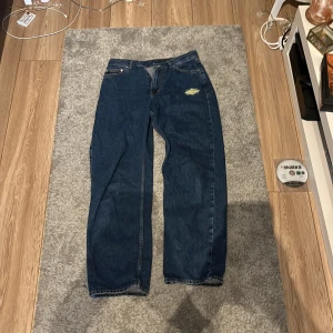 Sweet sktbs byxor - Mörk blåa jeans byxor av märket sweet sktbs ”big skate jeans” som knappt är använda! Köpta ifrån junkyard.