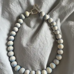 Somrigt blått halsband med ”kulor”