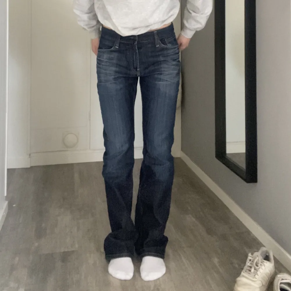 SKITSNYGGA jeans i en klassisk mörkblå tvätt ❤️ Skriv för frågor, fler bilder, mått eller köp! Frakten betalar köparen💌 (jag på bilden är 170cm och de är långa på mig). Jeans & Byxor.