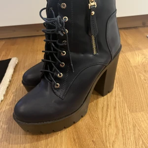 Klackskor - Klackskor i bra skick storlek 40 men passar även 39.