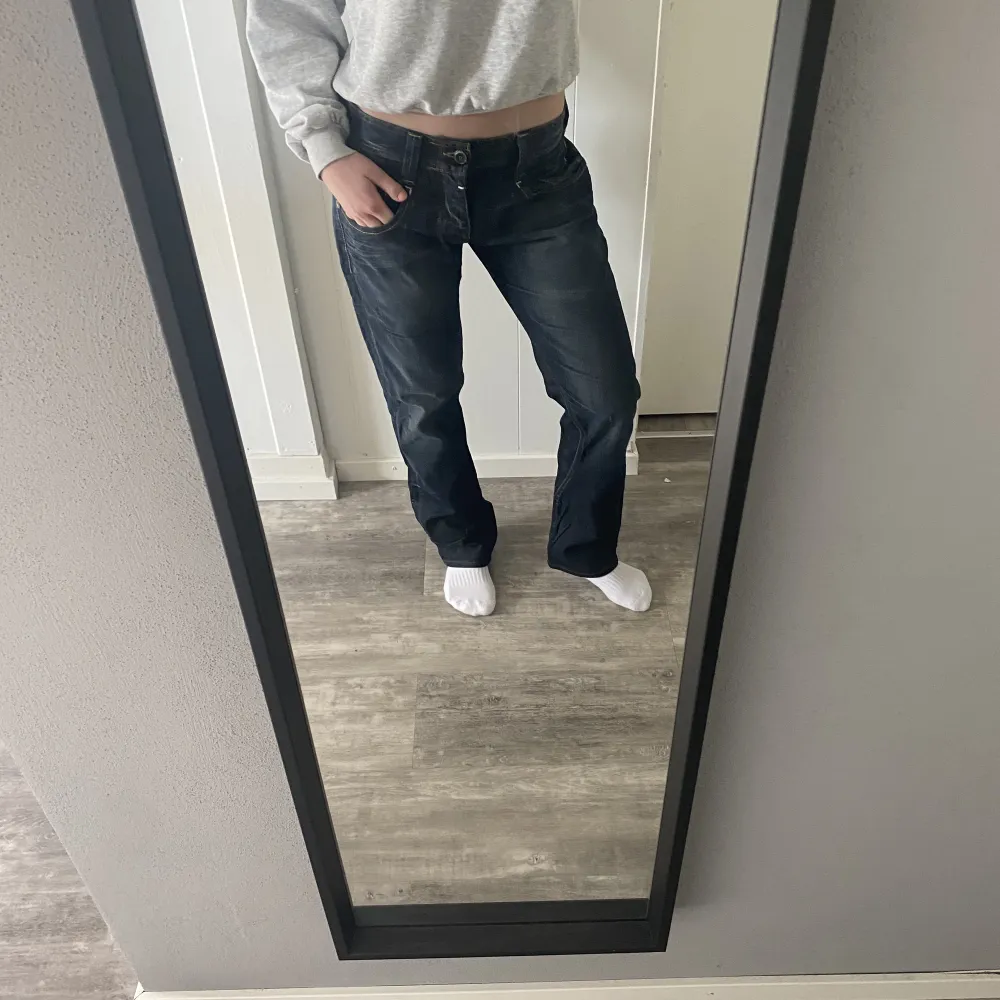 Blåjeans i en mörkare tvätt💙 Jag på bilderna är 170 cm brukar ha 34 (i ex Gina jeans) för referens till strl! Skriv för frågor, fler bilder eller köp😇😇😇 köpare betalar önskad frakt💌. Jeans & Byxor.