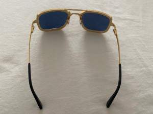 Hej, jag säljer Cartier herrglasögon i guldfinish med blå linser. Glasögonen medföljer kartongen och alla tillbehör. Jag säljer dem för 400 euro, förhandlingsbart Listpris 940. För mer information, kontakta mig tack.