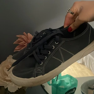 Skor - Säljer dessa sneakers! Jätte fina och perfekta till sommaren, skicket är bra!