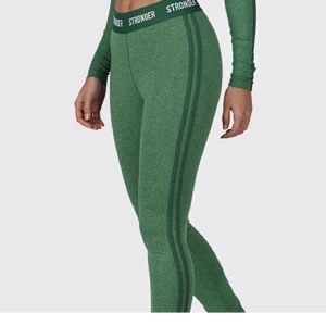 Stronger träningstights - Säljer mina stronger storlek xs. Dom är nästintill oanvända då jag insåg att jag måste ha xxs.   Nypris: 699 Mitt pris: 350kr