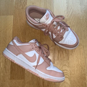 Nike dunk low white/rose whisper  - Nike dunk low i färgen white/rose whisper Använda 1-2 gånger  Ser ut som nyskick  Säljer på grund av fel storlek Nypris 2400kr