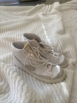 Nike blazer - Knappt använda Nike blazer skor. Jag har egentligen storlek 39 men då dessa är kända för att vara lite små så tog jag en storlek 40. Nu säljer jag dem för att dem inte kommer till användning🥰