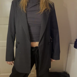 Kavaj - Jättesnygg kavaj från hm som är nästan ovanvänd då jag har en till liknande! Denna är grå/svart men disktret rutigt mönster🤍 köpt för 350kr säljer för 250 eller köp direkt för 300! Denna är i storlek xs men sitter som en S skulle jag säga