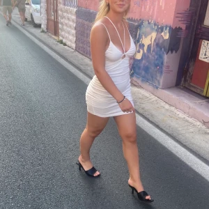 Vit miniklänning - Säljer denna fina klänning från hm i storlek 36, använd npgra få gånger och ör i fint skick. Skickar gärna fler bilder om så önskas