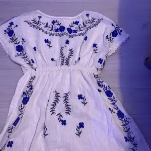 En fin ”strand klänning” från zara knappt använd i storlek 164 eller 13/14❤️