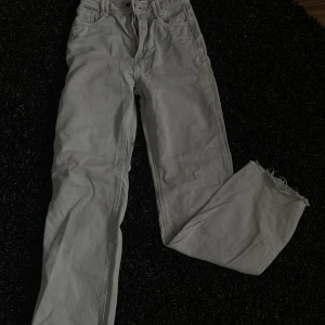 Jeans  - Ett par jeans från zara som inte kommer till användning. Jag är 166 cm och bär storlek 34. Pris går att diskutera. 