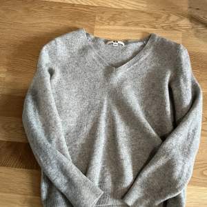 Väldigt len finstickad tröja med v-neck. Storlek L men sitter som S