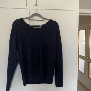 Stickad tröja - Storlek S från Only, skriv för fler bilder❤️ pris kan diskuteras (den är marinblå) (råkade spilla ut kattmaten på sidan🥲)