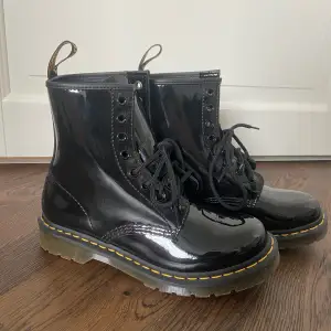 Nu säljer jag mina dr martens som knappast är använda, har ungefär använts 2 gånger! Säljer pga de inte är min stil längre. Säljer för 1500 kronor💕💕 orginaltrogen: 2100🙌🏼