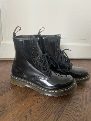 Dr. Martens skor storlek 38 - Nu säljer jag mina dr martens som knappast är använda, har ungefär använts 2 gånger! Säljer pga de inte är min stil längre. Säljer för 1500 kronor💕💕 orginaltrogen: 2100🙌🏼