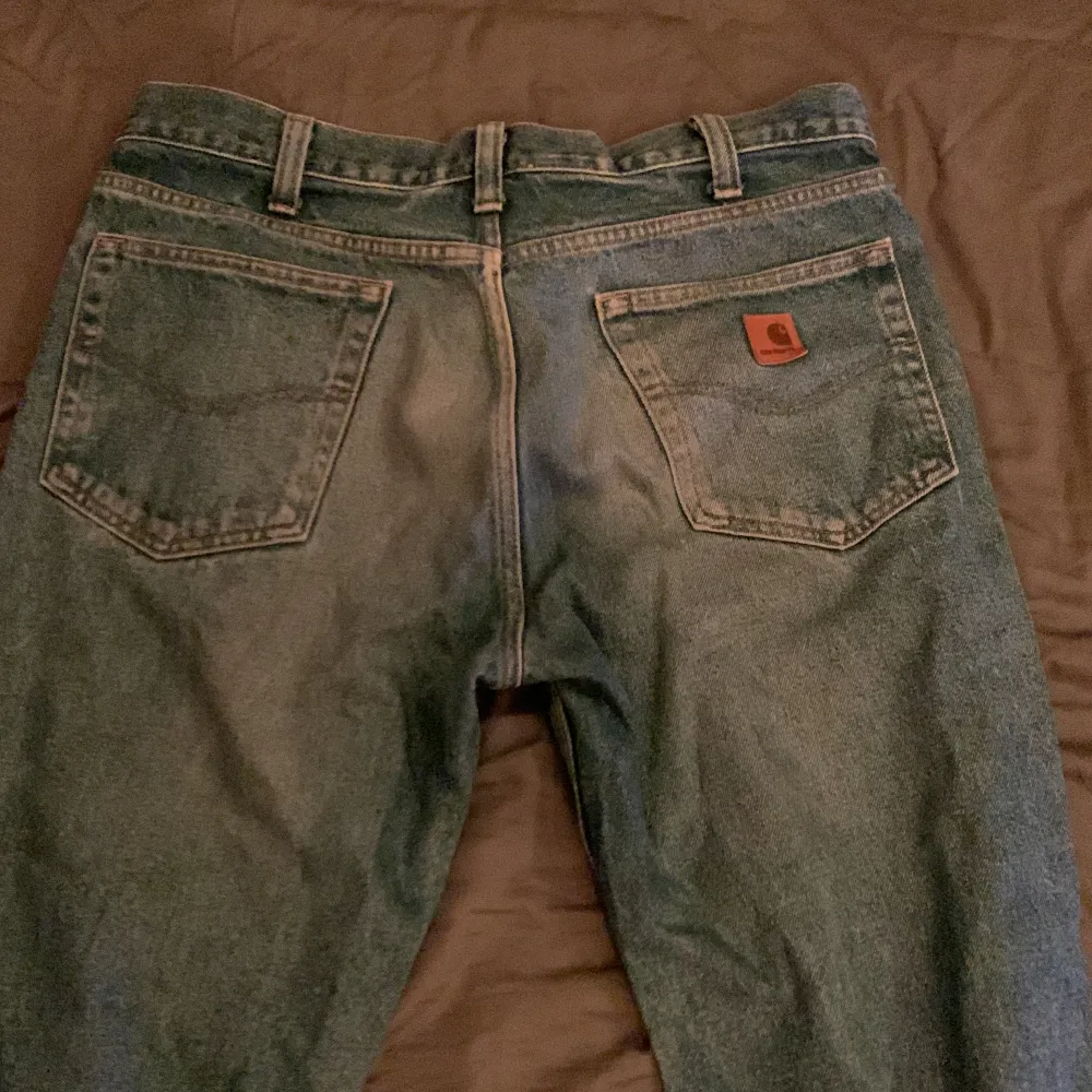 Carhartt jeans i gott skick. Som man kan se på den sista bilden så har jag sytt upp dem vid fötterna. Storlek 33 i midja och 32 i längd men med tanke på att jag sytt dem så är de ungefär 30 i längd. . Jeans & Byxor.