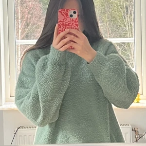 Lurvig tröja - Köpt från Lindex. Säljer då den inte kommer till användning 