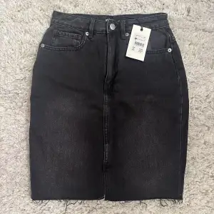 Svart jeans kjol från bikbok med prislappen kvar så aldrig använd! storlek 34💕nypriset priset är 399