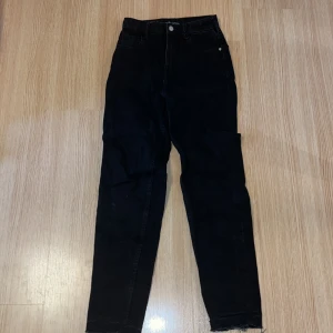 Svarta breda jeans i högmidjat - Inga tecken på användning och i fint skick