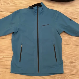 Peak performance Velox jacket - Aldrig tidigare använd, köpt på Dormy för 2299, för liten i storleken för mig. Passar som vardags jacka eller till golf/träning