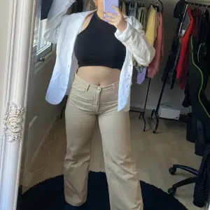 Beige jeans från Monki i modellen Yoko som inte längre kommer till användning. Jag är 1,60 lång🌸🙌🏻