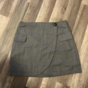 Grå kjol  - Grå kjol köpt second hand men fin kvalite 