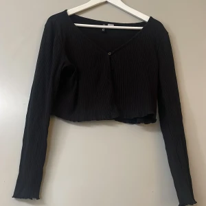 Tunn kort kofta från H&M - En perfekt kofta till sommaren. Säljes för att jag har för många och den här kommer inte till användning. Säljer för 80kr