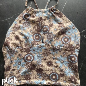 Sommartopp - (Tryck inte på köp nu) lägger upp igen då jag försöker få sålt på mycket snabbt, kolla gärna min profil❤️ jättefin topp nu till vår o sommar, knappt använd!