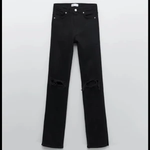 Svarta Zara Jeans med slitningar & hög midja - Svarta Jeans i väldigt bra skick, ny pris 359kr och säljes pga blivit för små. Väldigt snygga, har hög midja, slitningar och slits i byxbenets slut🤍 skriv vid intresse! Ps. dessa är slutsålda på hemsidan går ej att få tag på 